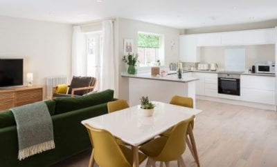 The Mews- 2 Bedroom Luxury, Spacious House- Free Parking